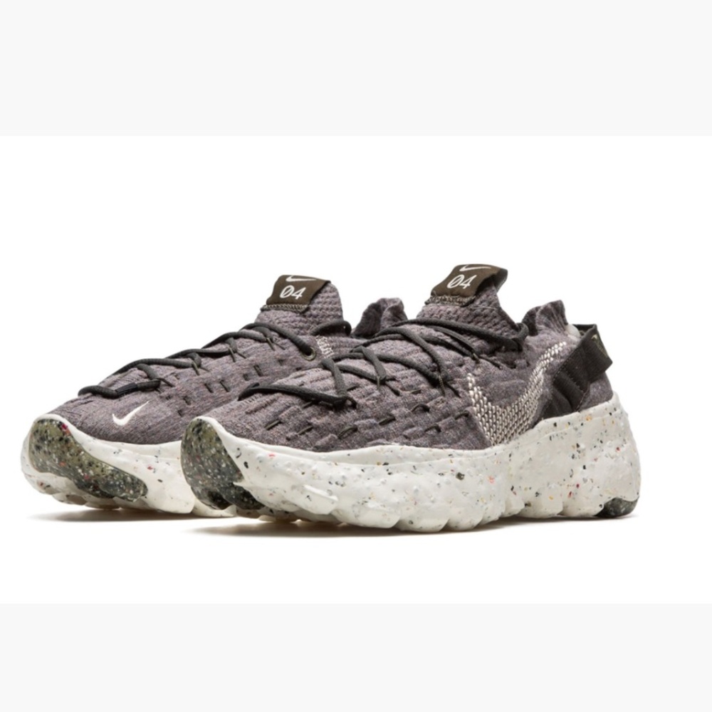 Women’s Size 9.5 Nike SPACE HIPPIE 04